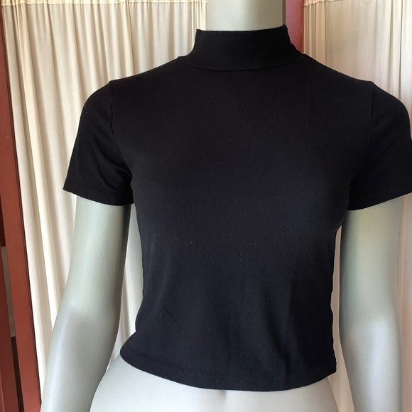 Forever 21 Women’s Black Cropped Knit Top Mock Neck Short Sleeve Size M - Picture 1 of 6